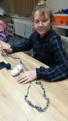 Uczestniczka warsztatów trzyma w rękach swoją pracę