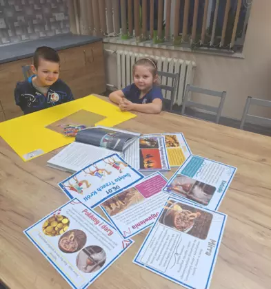 Chłopczyk wykleja koronę królewską.