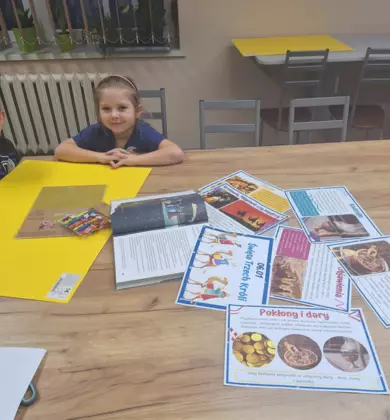 Dziewczynka wykleja koronę królewską.