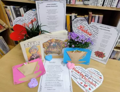 Książki, laurki na wystawie w bibliotece.