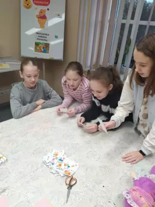 Uczestnicy zajęć grają w grę memory.