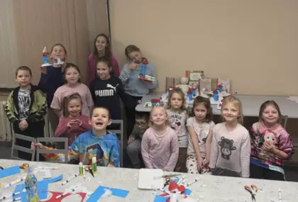 Wspólne zdjęcie dzieci i ich prac po zajęciach.