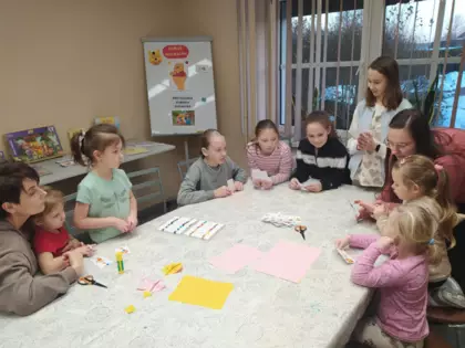 Uczestnicy zajęć grają w grę memory.