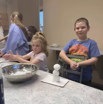 Dzieci z mąki i pianki do golenia ulepili bałwanka.