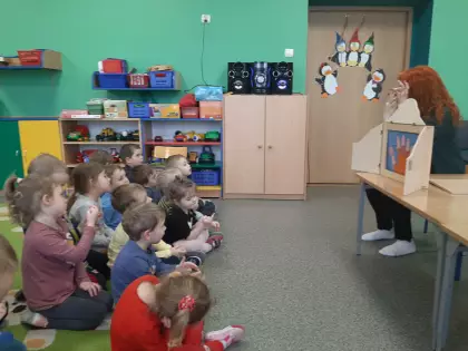 Dzieci oglądają teatrzyk.