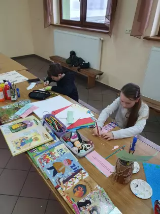 Dzieci kolorują obrazek.