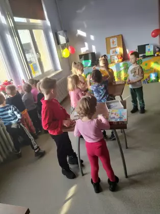 Dzieci układające puzzle.