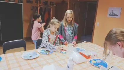 Dzieci malujące farbami.