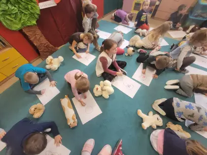 Przedszkolaki kolorują obrazek.