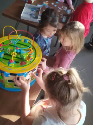 Dzieci bawiące się zabawką - pętlą motoryczną.