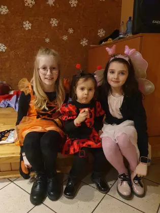 Dzieci w przebraniu na balu.