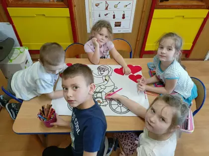 Dzieci kolorują obrazek.