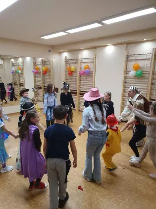 Dzieci na balu karnawałowym.