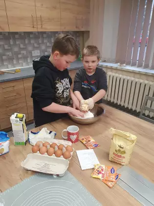 Dzieci pieką ciastka.