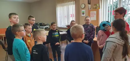 Uczniowie w bibliotece.