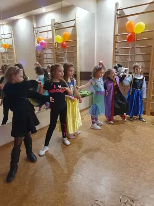 Dzieci na balu karnawałowym.