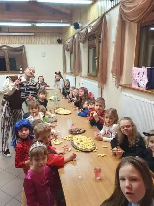 Dzieci na balu karnawałowym.