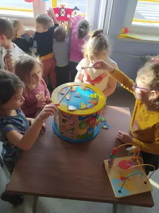 Dzieci bawiące się w łowienie ryb.