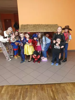 Dzieci na balu karnawałowym.