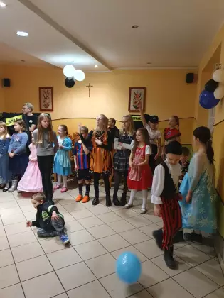 Dzieci bawiące się  na balu karnawałowym.