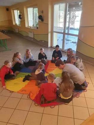 Dzieci bawiące się na chuście.