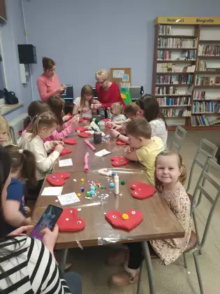 Dzieci w bibliotece.