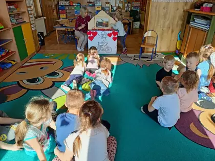 Dzieci oglądają teatrzyk.