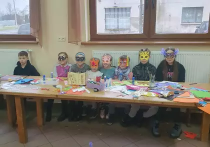 Dzieci w maskach karnawałowych.