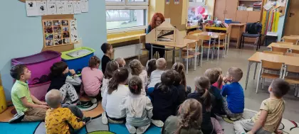 Dzieci oglądają teatrzyk.