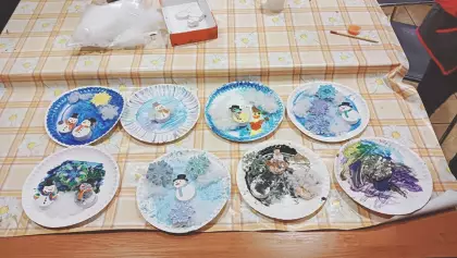 Zimowe obrazki malowane farbą.