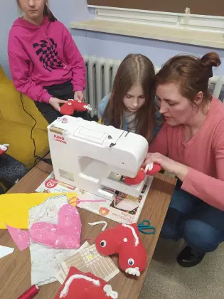 Dzieci szyją na maszynie.