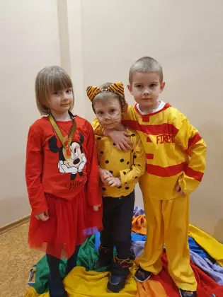 Dzieci na balu karnawałowym.