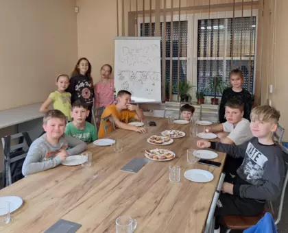 Wspólne zdjęcie po warsztatach kulinarnych i degustacja oponek i faworków.