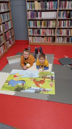 Dzieci układają puzzle.