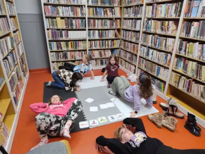 Kocie ćwiczenia w bibliotece.