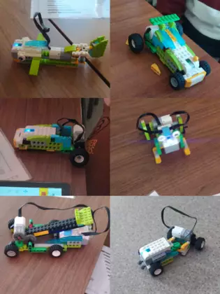 Samochody ułożone z klocków Lego.