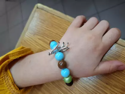 Zdjęcie bransoletki na ręce.