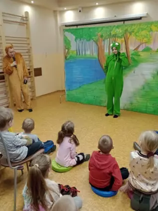 Dzieci oglądają przedstawienie teatralne pt.  „Miś marzy skrycie o przyjacielu celebrycie” – poruszającej opowieści o sile przyjaźni.