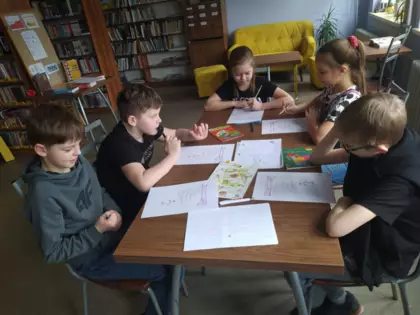 Uczestnicy zajęć rozwiązują dyktando ortograficzne.