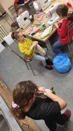 Warsztaty szycia poduszek dla młodzieży.