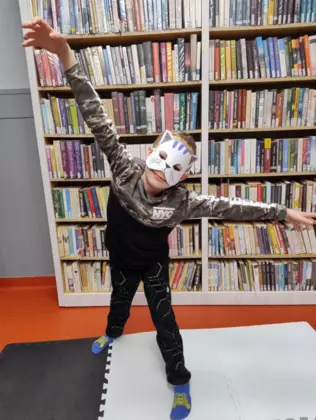 Chłopak w masce kota.