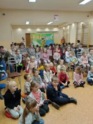 Mali widzowie oglądają spektakl teatralny o misiu.