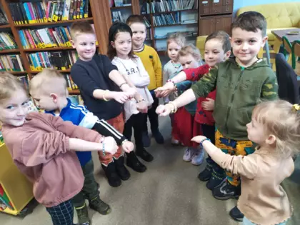 Dzieci prezentują swoją biżuterię.