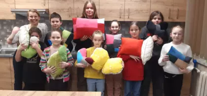 Wspólne zdjęcie z warsztatów szycia na maszynie dla młodzieży.