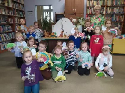 Wspólne zdjęcie przedszkolaków po zajęciach plastycznych.