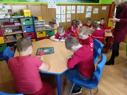 Przedszkolaki przygotowują prace walentynkowe.