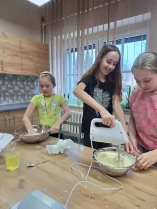 Na warsztatach kulinarnych uczestniczki miksują ciasto na oponki.