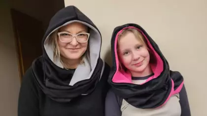 Panie prezentują kominokaptury, które uszyły na zajęciach.