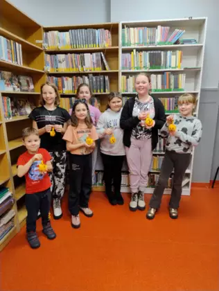 Wspólne zdjęcie po zajęciach bibliotecznych.