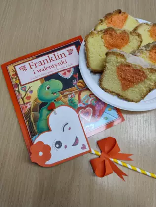 Książka, ciasto i serce z papieru.